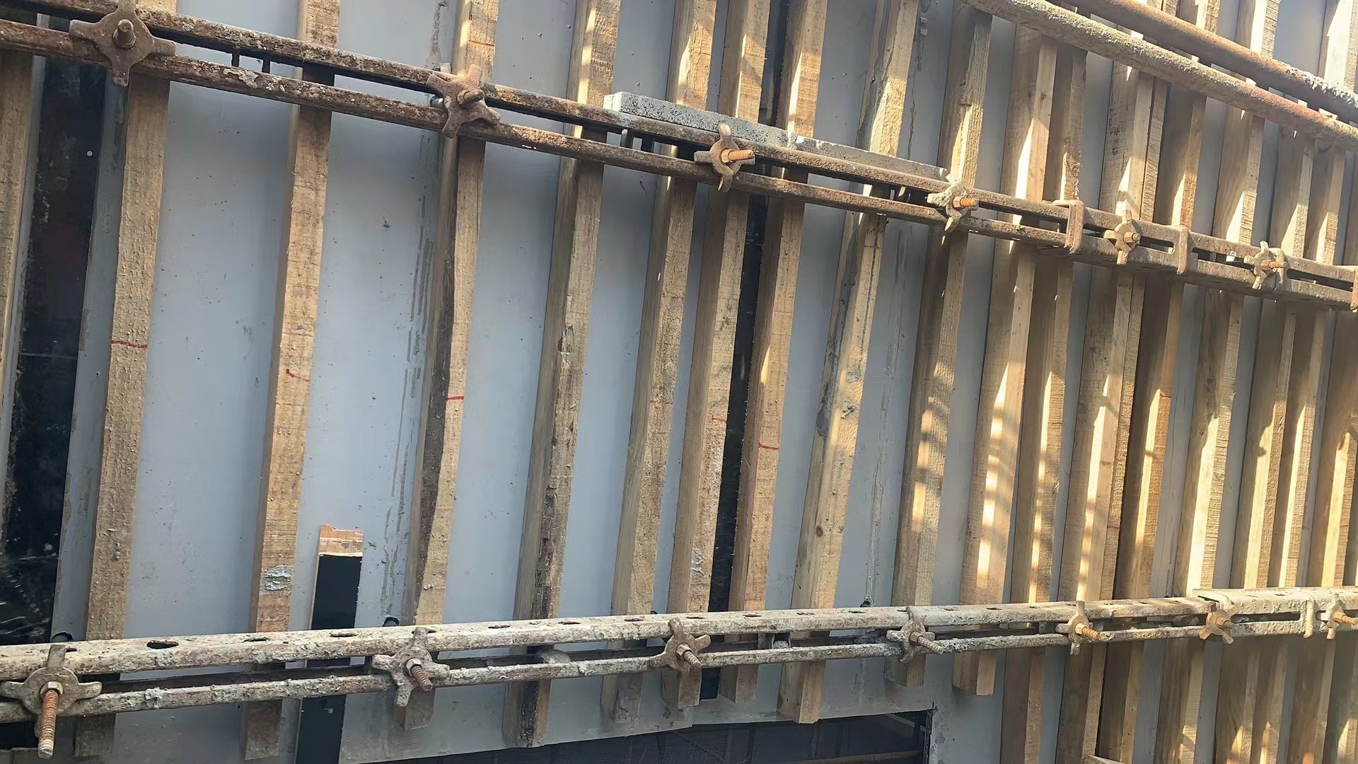 <b>中空塑料模板墙体结构安装顺序</b>